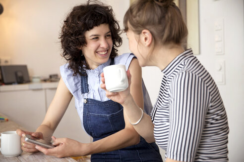 Zwei lachende Frauen in der Küche - TSFF000097