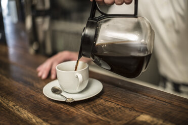 Kaffee in die Tasse gießen - ZEF010049