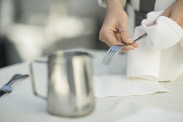 Nahaufnahme einer Kellnerin bei der Vorbereitung eines Tisches im Restaurant - ZEF010058