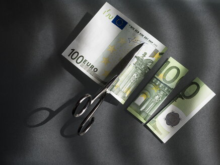 100 Euro und Schere, symbolisches Bild, Kosten - EJWF000791