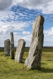 UK, Schottland, Isle of Lewis, Callanish, Blick auf stehende Steine - ELF001783