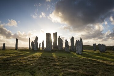 UK, Schottland, Isle of Lewis, Callanish, Blick auf eine Formation stehender Steine bei Gegenlicht - ELF001784