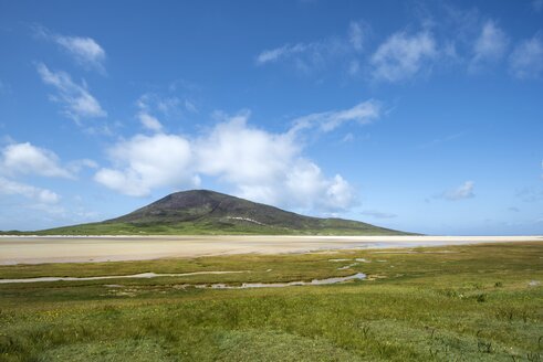 UK, Schottland, Isle of Harris, Leverburgh, Blick auf Chaipaval mit Scarista Beach im Vordergrund - ELF001786