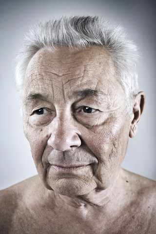 Porträt eines älteren Mannes, der wegschaut, lizenzfreies Stockfoto
