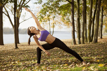 Frau in der Natur, die eine Yoga-Pose einnimmt - MFF003046