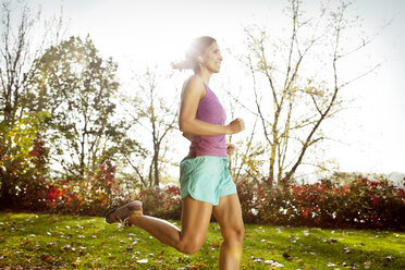 Frau joggt im herbstlichen Park - MFF003049