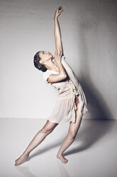 Balletttänzerin im Studio - MFF003103
