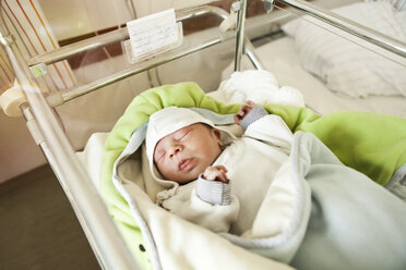 Neugeborenes Baby im Krankenhausbett - MFF003126