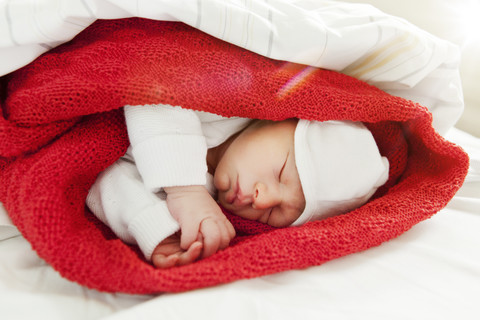 Neugeborenes Baby in Wolldecke eingewickelt, lizenzfreies Stockfoto