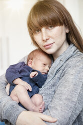 Mother holding her newborn son - MFF003133