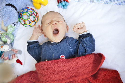 Müdes Baby im Laufstall, lizenzfreies Stockfoto