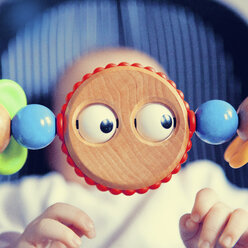 Baby hinter einem Spielzeug mit Augen - MFF003152