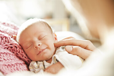 Schlafendes neugeborenes Baby wird von einer Hand berührt - MFF003178