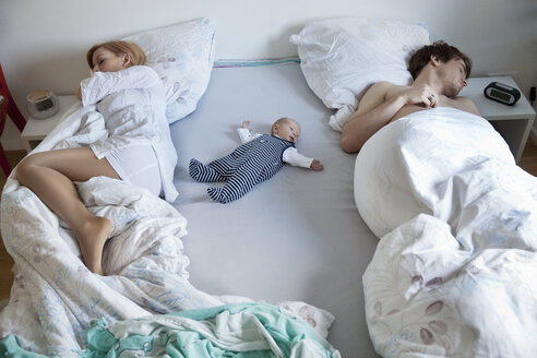 Schlafende Eltern mit neugeborenem Baby im Bett - MFF003198