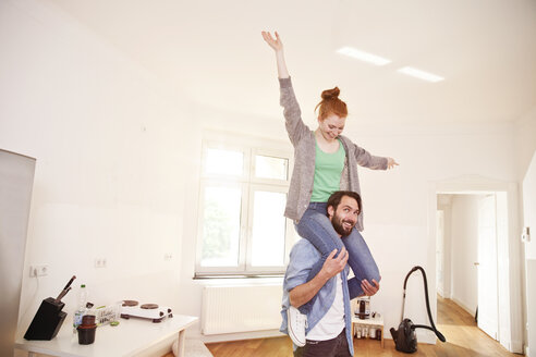 Ein glückliches Paar zieht in seine neue Wohnung ein - MFF003296