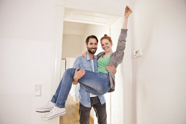 Happy couple moving into their new apartment - MFF003297