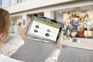 Frau hält ein digitales Tablet mit einer Online-Shopping-App - MFF003300