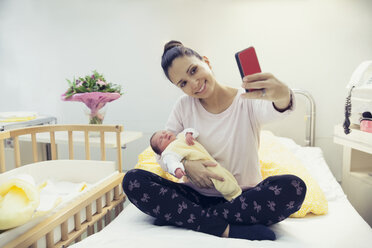 Mutter macht ein Selfie mit ihrem neugeborenen Baby im Krankenhausbett - MFF003361