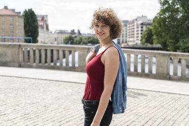 Deutschland, Berlin, Porträt einer lächelnden jungen Frau - TAMF000643