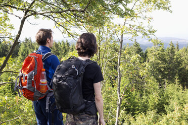 Deutschland, Harz, Brocken, Rückenansicht von zwei Freunden mit Rucksäcken, die die Aussicht betrachten - NDF000597