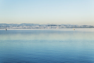 Deutschland, Oberbayern, Blick auf den Starnberger See bei morgendlichem Dunst - TCF005087