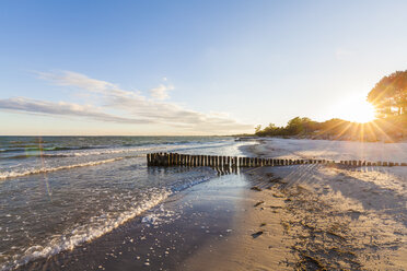 Dänemark, Insel Mon, Ostsee, Strand bei Sonnenuntergang - WDF003749