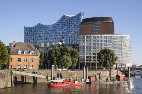 Deutschland, Hamburg, Blick auf Elbphilharmonie und Kehrwiederspitze in der Hafencity - WI003359