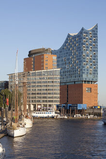 Deutschland, Hamburg, Blick auf Kehrwiederspitze und Elbphilharmonie in der Hafencity - WIF003360