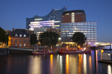 Deutschland, Hamburg, Blick auf Elbphilharmonie und Kehrwiederspitze in der Hafencity - WIF003362