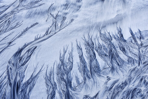 Norwegen, Lofoten, vom Wasser geformte Muster im Strandsand - RUEF001726