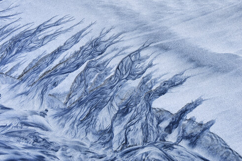 Norwegen, Lofoten, vom Wasser geformte Muster im Strandsand - RUEF001727