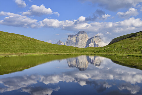Italien, Provinz Belluno, Dolomiten, Selva di Cadore, Monte Pelmo mit Blick auf den Lago delle Baste - RUEF001737