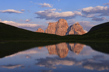 Italien, Provinz Belluno, Dolomiten, Selva di Cadore, Monte Pelmo bei Sonnenuntergang - RUEF001738