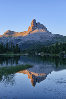 taly, Dolomiten, Belluno, Berg Becco di Mezzodi spiegelt sich im Federa See bei Sonnenuntergang - RUEF001740