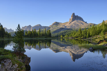 taly, Dolomiten, Belluno, Berg Becco di Mezzodi spiegelt sich im Federa See - RUEF001741