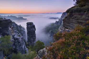 Deutschland, Nationalpark Sächsische Schweiz, Bastei, Höllenhund am Raaber Kessel bei Sonnenaufgang - RUEF001746