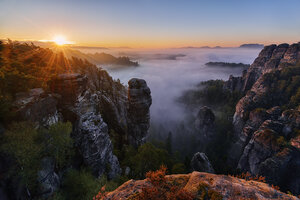 Deutschland, Nationalpark Sächsische Schweiz, Bastei, Höllenhund am Raaber Kessel bei Sonnenaufgang - RUEF001747