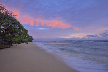 USA, Hawaii, Oahu, Sandstrand bei Sonnenaufgang - RUEF001759