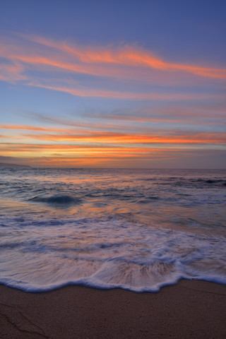 USA, Hawaii, Oahu, Strand bei Sonnenuntergang, lizenzfreies Stockfoto