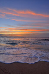 USA, Hawaii, Oahu, Strand bei Sonnenuntergang - RUEF001762