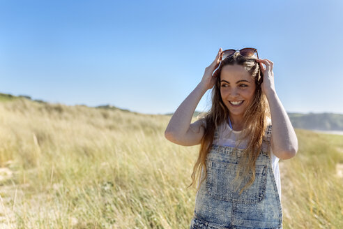 Porträt eines lächelnden Teenagers am Strand - MGOF002367