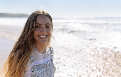 Porträt eines glücklichen Teenagers am Strand - MGOF002392