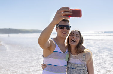 Junges Paar macht Selfies am Strand - MGOF002394