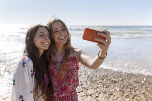 Zwei beste Freunde machen ein Selfie mit Smartphone am Strand - MGOF002402