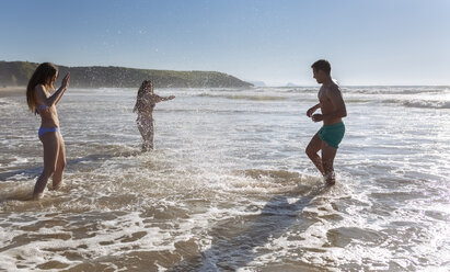 Drei Freunde haben Spaß am Strand - MGOF002416