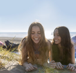 Zwei beste Freunde liegen Seite an Seite am Strand - MGOF002421