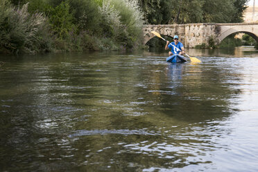 Spanien, Segovia, Mann in einem Kanu - ABZF001185