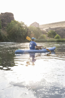 Spanien, Segovia, Mann in einem Kanu in Las Hoces del Rio Duraton - ABZF001190