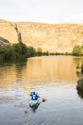 Spanien, Segovia, Mann in einem Kanu in Las Hoces del Rio Duraton - ABZF001194
