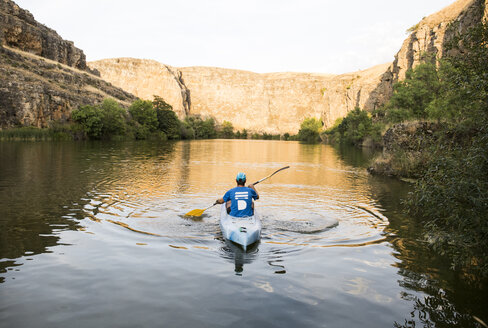 Spanien, Segovia, Mann in einem Kanu in Las Hoces del Rio Duraton - ABZF001197
